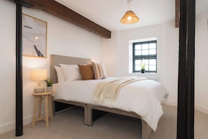 Iron/ironing board, WiFi, bed sheets - Stunning 3-bed Home in Newark by Renzo, Free Parking, Hotel Alternative (Newark-on-Trent)