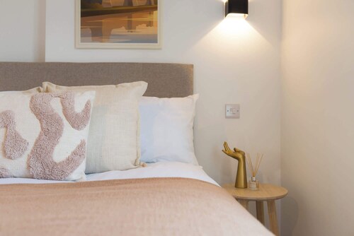 Stunning 3-bed Home in Newark by Renzo, Free Parking, Hotel Alternative