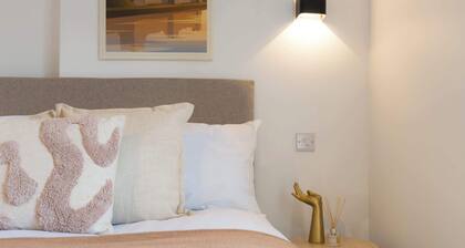 Stunning 3-bed Home in Newark by Renzo, Free Parking, Hotel Alternative