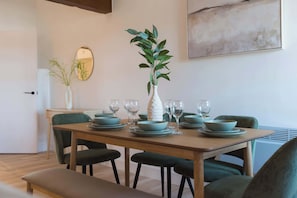 Dining - Stunning 3-bed Home in Newark by Renzo, Free Parking, Hotel Alternative (Newark-on-Trent)