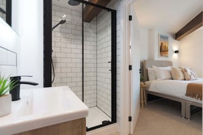 Shower, hair dryer, towels, shampoo - Stunning 3-bed Home in Newark by Renzo, Free Parking, Hotel Alternative (Newark-on-Trent)