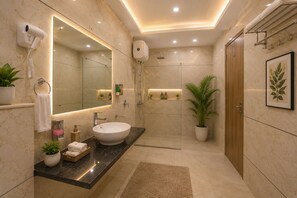 Chambre Double Deluxe | Salle de bain | Douche, articles de toilette gratuits, serviettes fournies, savon