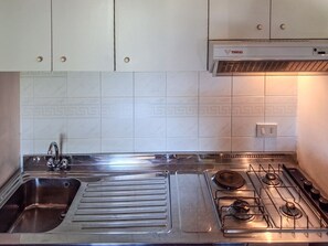 Refrigerador, horno, parrilla de estufa y utensilios de cocina 