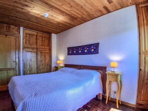 1 bedroom, bed sheets