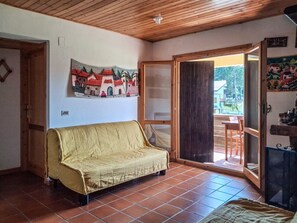Televisión y chimenea 