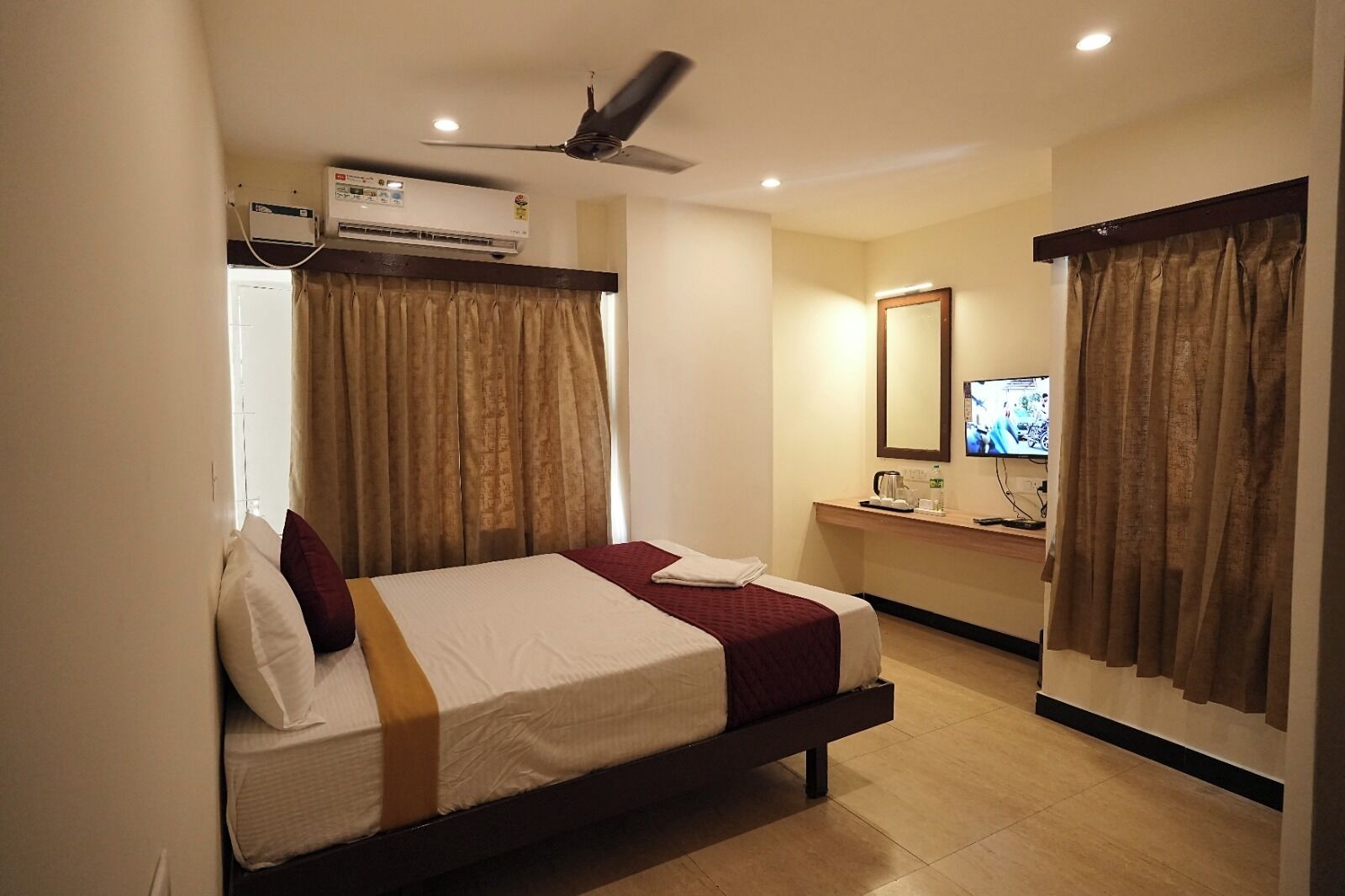 In-room safe, desk, laptop workspace, free WiFi