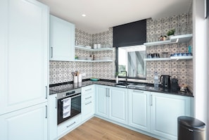Villa 06 | Private kitchen | Full-size fridge, microwave, oven, stovetop - Paraiso Azul (Faro)