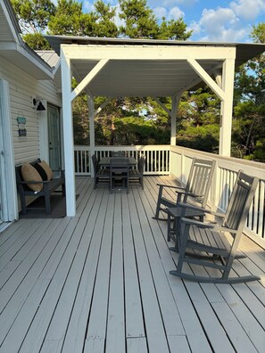 Outdoor dining - Quiet Preserve Views, Steps from 30A and a 5 minute walk to the beach (Santa Rosa Beach)