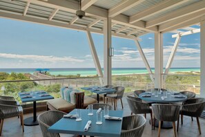 Outdoor dining - Quiet Preserve Views, Steps from 30A and a 5 minute walk to the beach (Santa Rosa Beach)