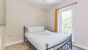 2 bedrooms, iron/ironing board, Internet, bed sheets