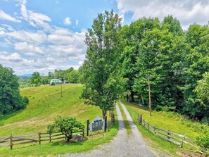 Property grounds - Escape to this spacious countryside retreat featuring beautiful mountain views, a wraparound porch. (Galax)
