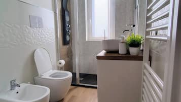 Doccia, asciugacapelli, bidet, asciugamani