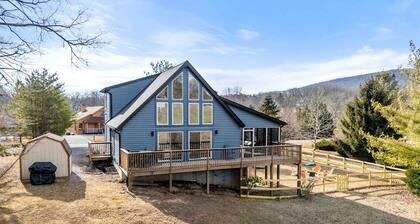Bright Mountain Cabin with Game Room & Golf Course Views Near Hedgesville, West Virginia