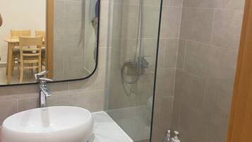 Shower, hair dryer, bidet, towels