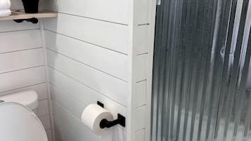 Serviettes fournies, savon, shampoing, papier toilette