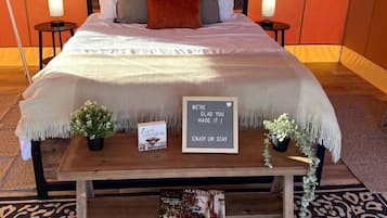 1 bedroom, bed sheets
