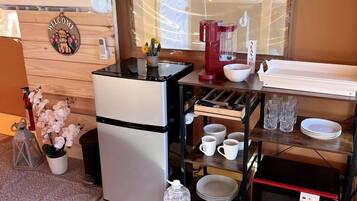 Coffee/tea maker, fridge, microwave, cookware/dishes/utensils