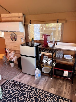 Coffee/tea maker, fridge, microwave, cookware/dishes/utensils
