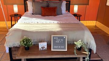 1 bedroom, bed sheets