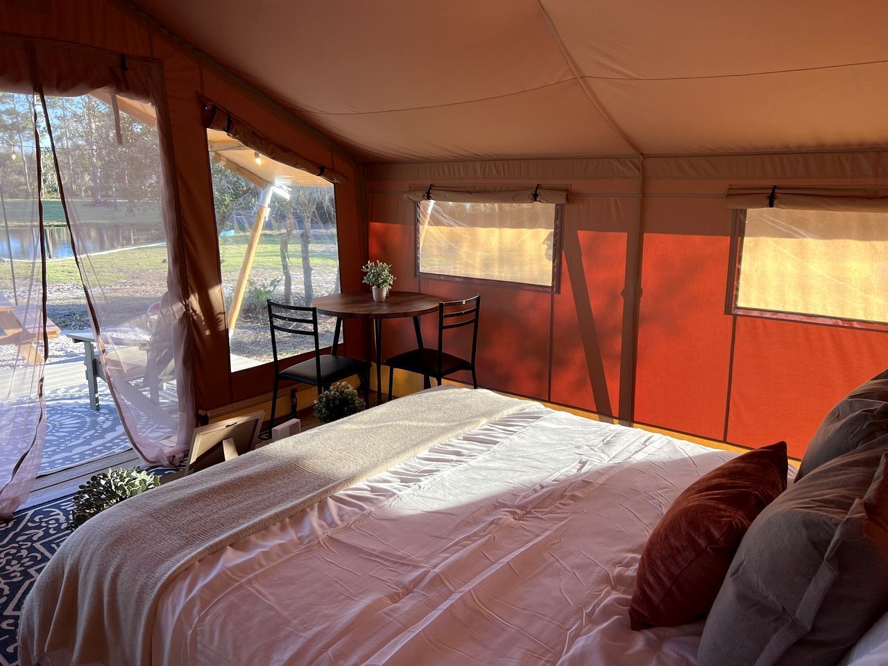 1 bedroom, bed sheets