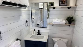 Towels, soap, shampoo, toilet paper