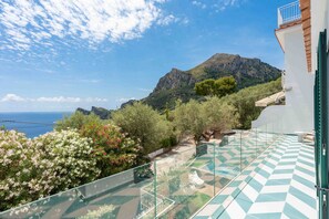 A balcony with a checkered floor, overlooking a mountainous landscape and the sea. - Villa Nerea (Nerano)