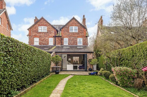 Cheshire Residence | Sleeps 9 | Next to train station