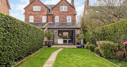 Cheshire Residence | Sleeps 9 | Next to train station