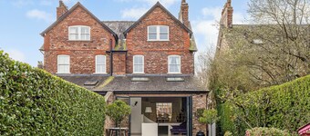 Luxury Cheshire Residence | Sleeps 7 | Heart of Alderley Edge