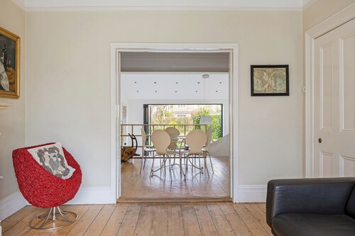 Cheshire Residence | Sleeps 9 | Next to train station