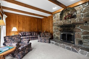 Living area - Spacious Adventure Lodge with Firepit Near Timberline Mountain, West Virginia (Seneca Rocks)