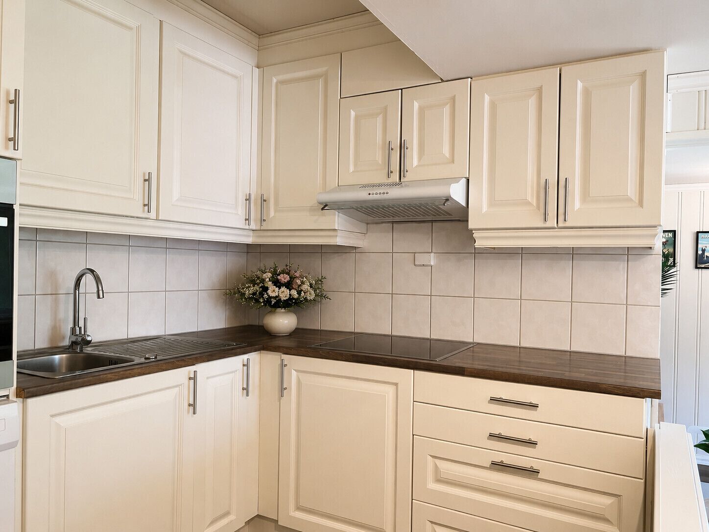 Wasserkocher mit Kaffee-/Teezubehör, Kühlschrank, Mikrowelle, Ofen
