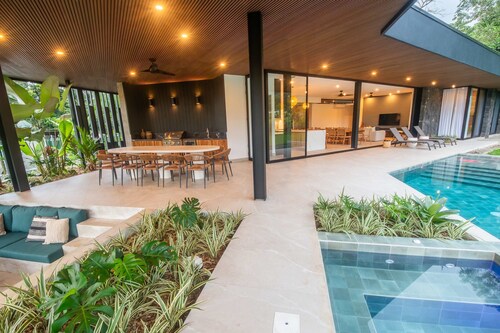 New Private 5BR Luxury Volcano Villa With Waterslide Breakfast - Xanadu Villa