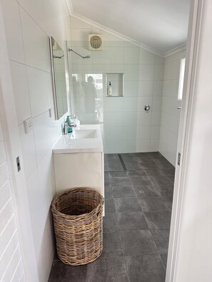 Shower, hair dryer, towels, soap - Beach side Apartment, situated just across the road from Tathra’s main beach (Tathra)