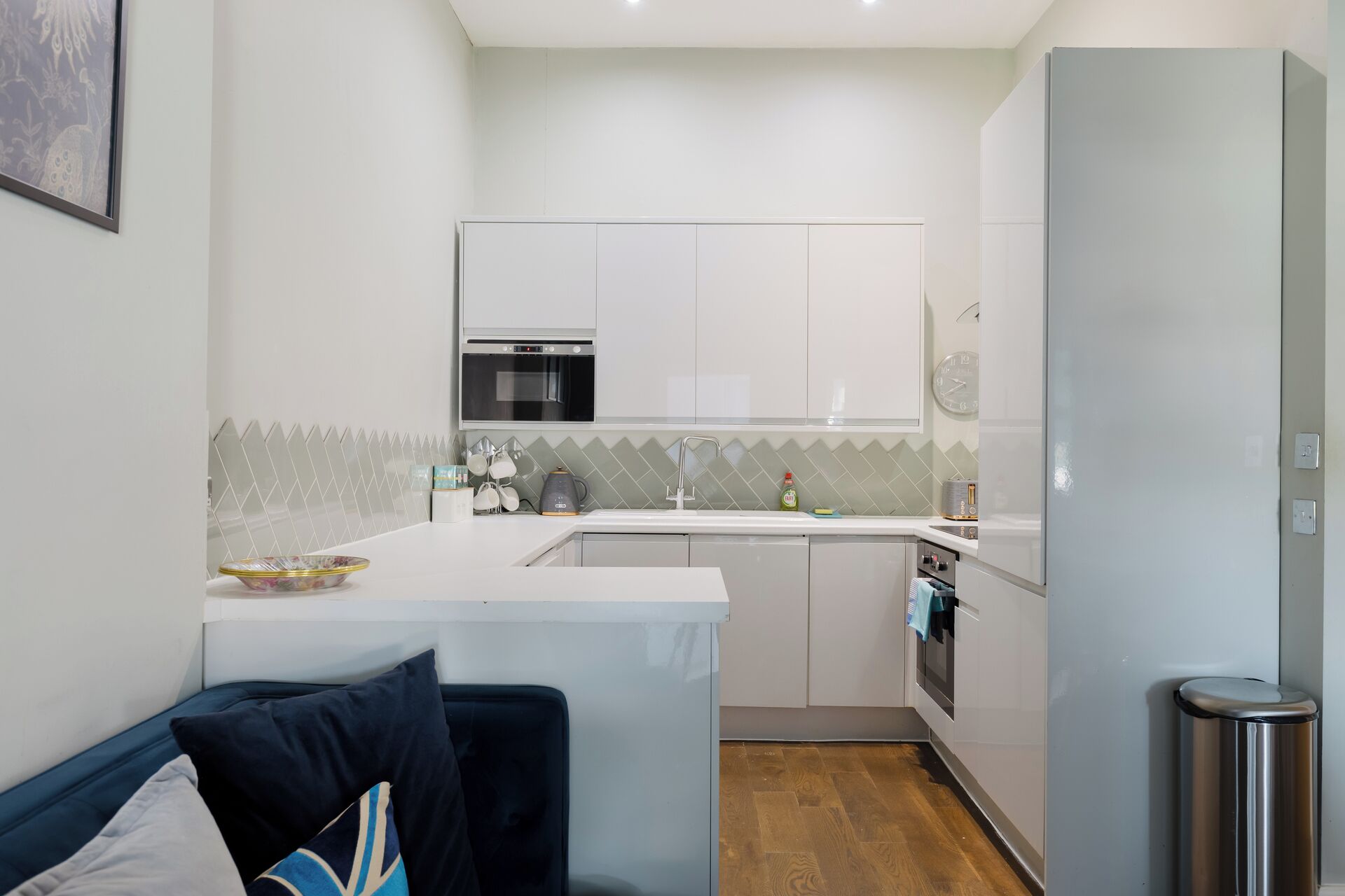 Fridge, oven, stovetop, electric kettle