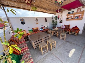 Outdoor dining - Jurassic Surf House Anza (AGADIR)