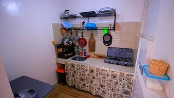 Großer Kühlschrank, Geschirrspüler, Toaster