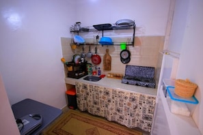 Refrigerador con congelador, lavavajillas y tostadora