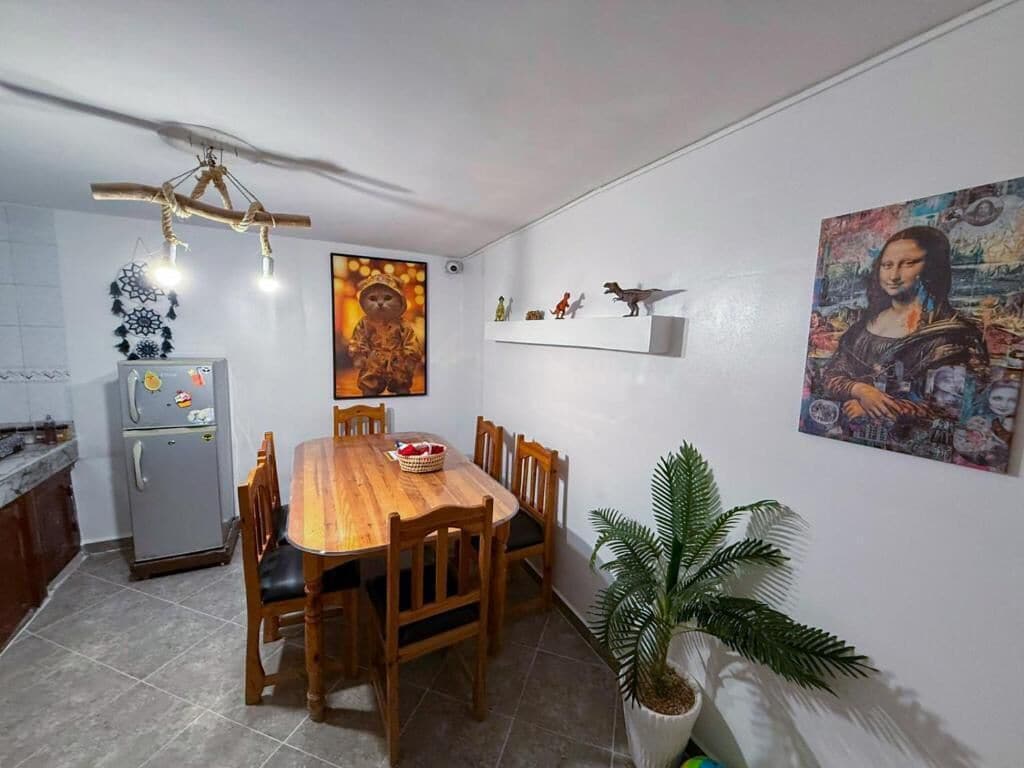 Großer Kühlschrank, Geschirrspüler, Toaster