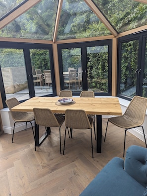 Dining - Cosy cottage in beautiful english countryside. (Lower Hartwell)