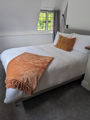 Iron/ironing board, WiFi, bed sheets - Cosy cottage in beautiful english countryside. (Lower Hartwell)