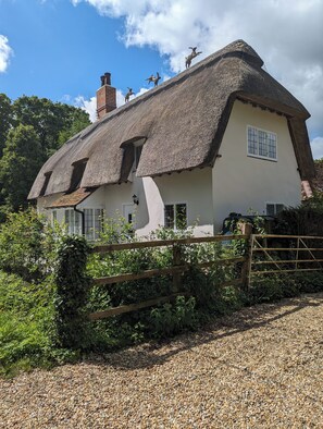 Exterior - Cosy cottage in beautiful english countryside. (Lower Hartwell)