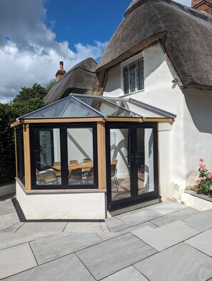 Outdoor dining - Cosy cottage in beautiful english countryside. (Lower Hartwell)
