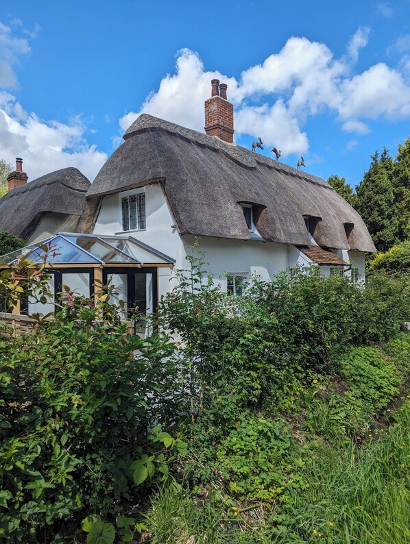 Exterior - Cosy cottage in beautiful english countryside. (Lower Hartwell)