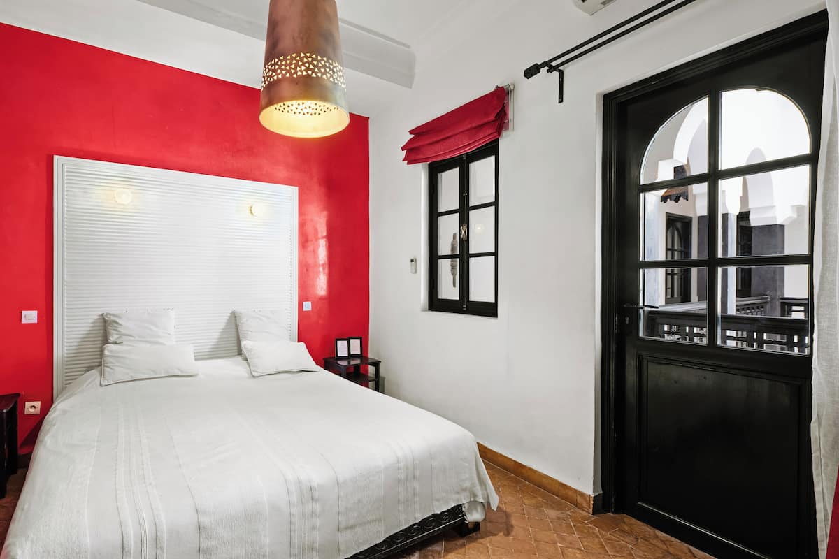 Diva | Premium bedding, down comforters, pillowtop beds, WiFi (free)