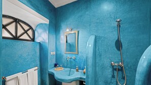 Chambre Double Standard | Bathroom | Shower, free toiletries, hair dryer, towels