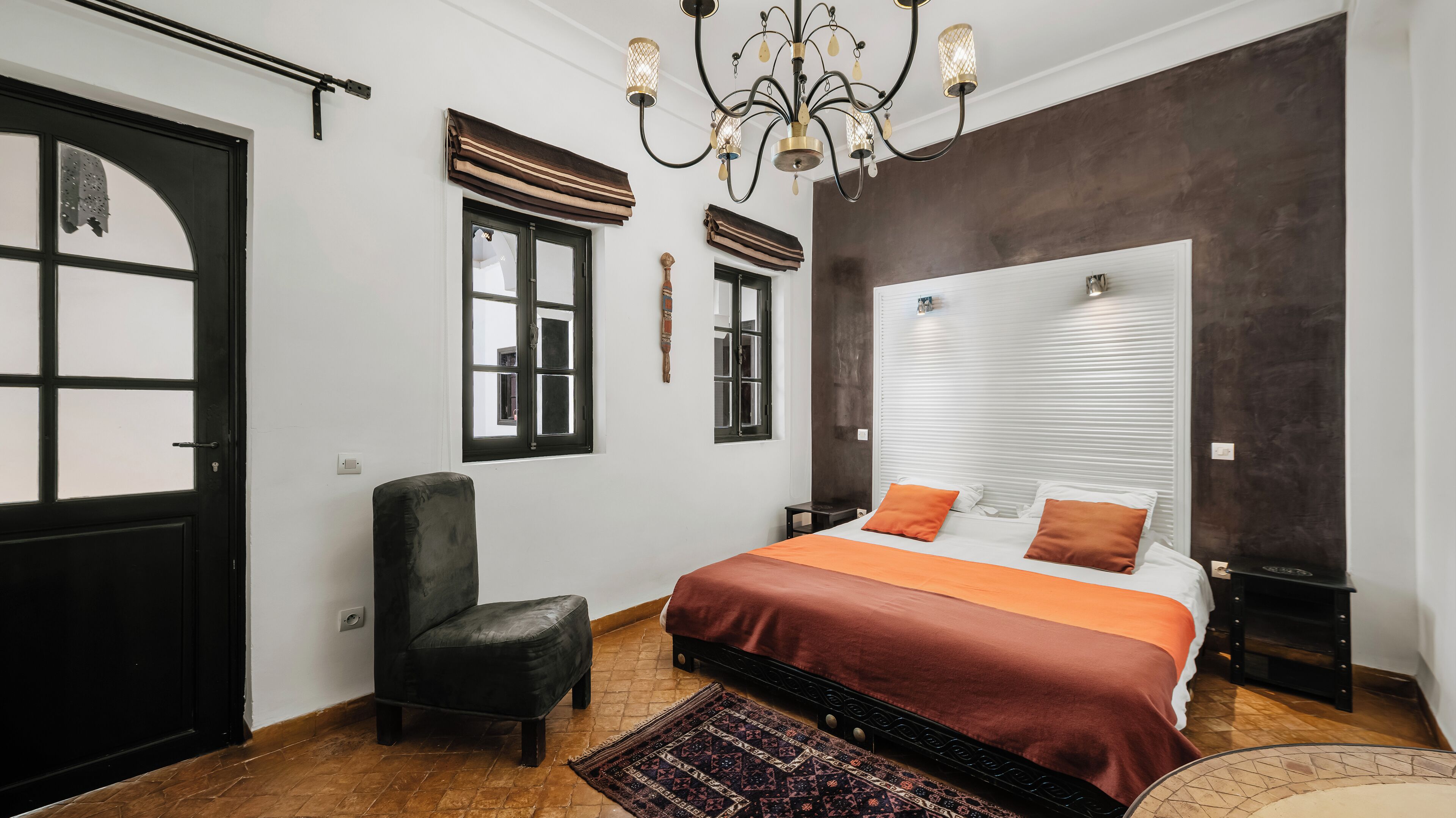 Moka | Premium bedding, down comforters, pillowtop beds, WiFi (free)