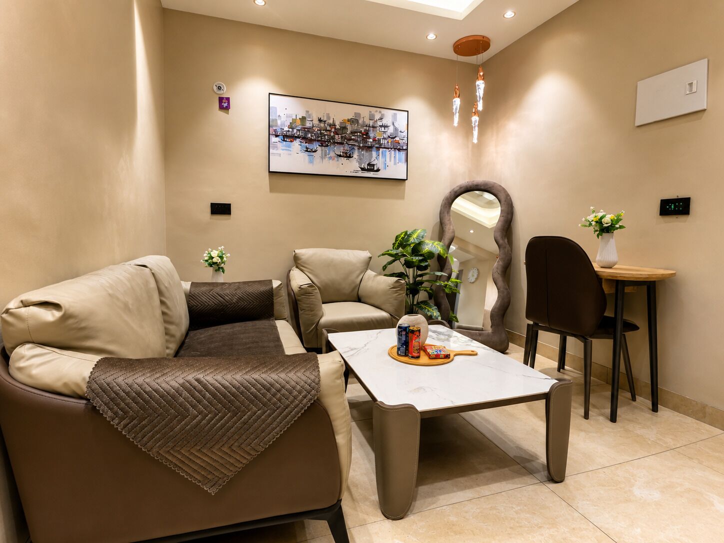 Ein modernes Wohnzimmer mit Sofa, Couchtisch und einem Essbereich mit Stuhl und Tisch.