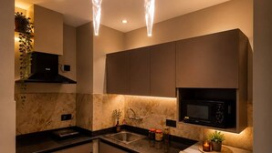 Frigorifero, microonde, forno, piano cottura