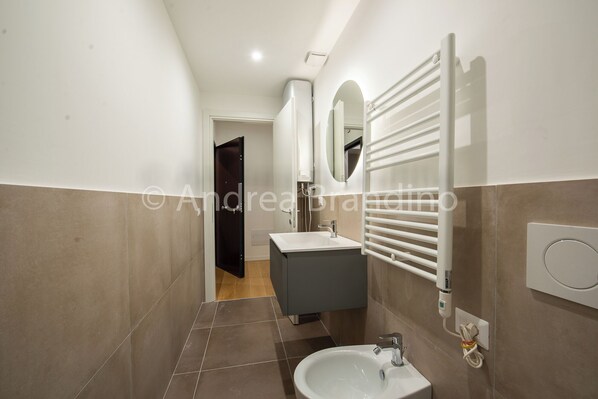 Doccia, asciugacapelli, bidet, asciugamani
